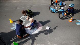 Kinder spielen auf der Straße (Foto: picture alliance/dpa/Carsten Koall)