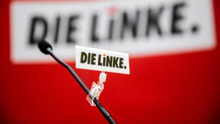Logo "Die Linke" an einem Mikrofon bei einem Parteitag (Foto: picture alliance/dpa | Christoph Soeder)