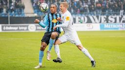 Anton Donkor (SV Waldhof Mannheim, #19) am Ball wird von Dominik Ernst (1. FC Saarbrücken, Nr. 22) verdrängt