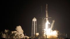 Am 11.11.2021 hebt die SpaceX Falcon 9-Rakete mit Maurer an Board ab. (Foto: picture alliance/dpa/AP | John Raoux)