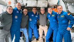 Die Besatzung der ISS nach der Ankunft der Crew 3 mit Matthias Maurer (rechts) (Foto: picture alliance/dpa/NASA/AP | Uncredited)
