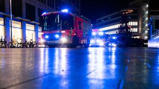 Löschzug der Feuerwehr vor einem großen Gebäudekomplex (Foto: picture alliance/dpa | Julian Stratenschulte)