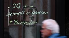Hinweis "-2G + - geimpft o. genesen + Booster" (Foto: picture alliance/dpa | Arne Dedert)