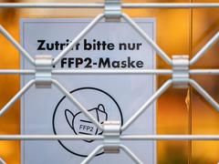Ein Schild weist auf das Tragen einer FFP2-Maske hin. (Foto: dpa | Marijan Murat)