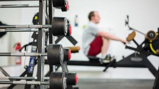 Ein Mann trainiert auf einem Rudergerät in einem Fitnesscenter in Saarbrücken (Foto: picture alliance/dpa | Oliver Dietze)