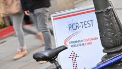 Auf einem Schild werden PCR-Tests beworben. (Foto: picture alliance / SVEN SIMON | Frank Hoermann / SVEN SIMON)