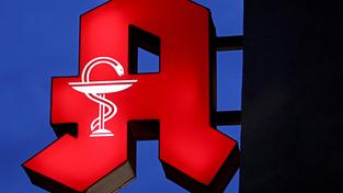 Das Apotheken-Logo leuchtet an einer Apotheke. (Foto: picture alliance/dpa | Oliver Berg)