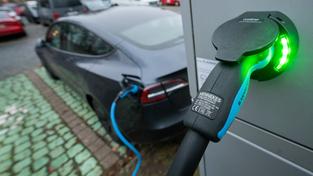 Ein Fahrzeug lädt an einer Ladesäule für Elektroautos. (Foto: picture alliance/dpa | Julian Stratenschulte)