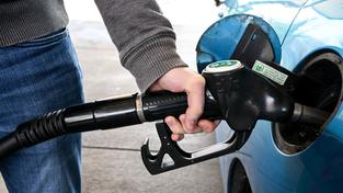 Symbolbild: Ein Mann betankt sein Auto an einer Tankstelle. (Foto: picture alliance/dpa | Felix Kästle)