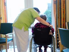 Eine Pflegerin spricht mit der Bewohnerin eines Pflegeheimes.  (Foto: picture alliance/dpa/dpa-Zentralbild | Sebastian Willnow)