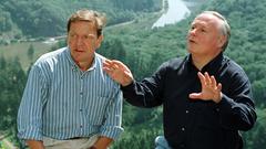 Der damalige niedersächsische Ministerpräsident Gerhard Schröder (l) und der damalige SPD-Vorsitzende Oskar Lafontaine sitzen 1997 vor der Saarschleife. (Foto: picture alliance/dpa | Oliver Berg)