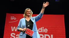 Anke Rehlinger jubelt nach den ersten Wahlprognosen zur Landtagswahl (Foto: picture alliance/dpa | Boris Roessler)