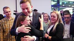 Hans mit enttäuschten Anhängern seiner Partei am Wahlabend (Foto: dpa/Uwe Anspach)