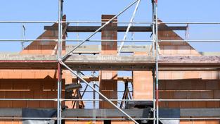 Das unfertige Dach eines Hauses (Foto: picture alliance/dpa | Julian Stratenschulte)