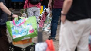 Kunden stehen mit leeren Taschen an einer Ausgabestelle der Tafel an (Foto: picture alliance/dpa | Sebastian Gollnow)