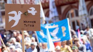 Demonstrierende bei einem Ostermarsch für den Frieden (Foto: picture alliance/dpa | Sebastian Gollnow)