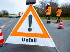Ein Warndreieick steht nach einem Unfall auf einer Bundesstraße (Foto: picture alliance/dpa/dpa-Zentralbild | Stefan Sauer)