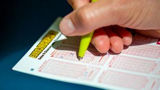 Ein Mann füllt einen Eurojackpot-Lotterieschein aus (Foto: picture alliance/dpa | Thomas Banneyer)