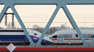 Ein TGV und ein ICE stehen auf einer Rheinbrücke.  (Foto: picture alliance/dpa | Marijan Murat)