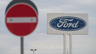 Das große Logo von Ford, das auf dem Parkplatz des Werks Saarlouis steht, mit einem Durchfahrt Verboten Schild davor. (Foto: picture alliance/dpa | Oliver Dietze)