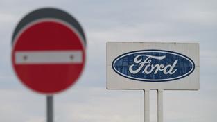 Das große Logo von Ford, das auf dem Parkplatz des Werks Saarlouis steht, mit einem Durchfahrt Verboten Schild davor.  (Foto: picture alliance/dpa | Oliver Dietze)