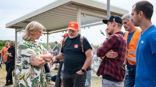 Anke Rehlinger spricht auf dem Parkplatz von Ford Saarlouis mit enttäuschten Mitarbeitern (Foto: picture alliance/dpa | Oliver Dietze)