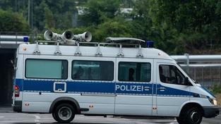 in Lautsprecherwagen der Polizei fährt durch das Evakuierungsgebiet.  (Foto: picture alliance/dpa | Swen Pförtner)