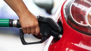 Eine Frau tankt ihr Auto an einer Tankstelle. (Foto: picture alliance/dpa | Marijan Murat)