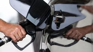 Ein Mann tankt sein Auto (Foto: picture alliance/dpa | Marijan Murat)