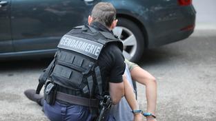 Gendarmerie. Ein Polizist nimmt einen Tatverdächtigen fest. (Foto: picture alliance / PHOTOPQR/NICE MATIN/MAXPPP | Franz Chavaroche)