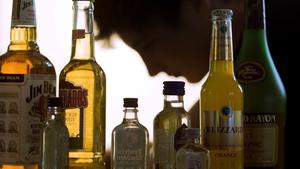 Jugendlicher trinkt Alkohol (Foto: dpa)