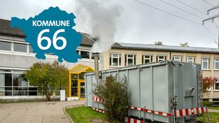 Kommune 66: Wasserdampf steigt aus dem Schornstein eines Containers, in dem sich eine mobile Hackschnitzel-Heizung befindet (Foto: picture alliance/dpa | Peter Kneffel)