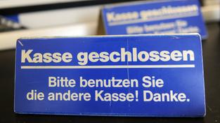 Ein Schild mit der Aufschrift "Kasse geschlossen" steht auf einem Kassenband. (Foto: picture alliance / dpa | Caroline Seidel)