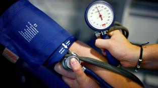 Eine Pflegeassistentin misst den Blutdruck. (Foto: dpa/Oliver Berg)