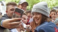 Lotte im Graben mit Fans, Halberg Open Air 2017 (Foto: SR/BeckerBredel)