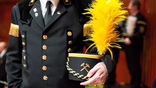 Ein Bergmann in Gala-Uniform (Foto: picture alliance / dpa | Oliver Dietze)