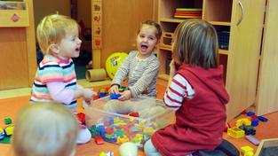 Kleinkinder spielen und lachen zusammen in einer Betreuungseinrichtung (Foto: picture alliance / dpa | Uli Deck)
