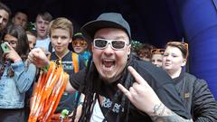 UNSERDING-Moderator Freaky Jörn mit den heiß begehrten Festivalpässen, Halberg Open Air 2016 (Foto: SR/BeckerBredel)