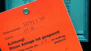 Die Mitteilung über die Sperrung des Stroms hängt am Stromzähler. (Foto: dpa)