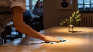 Eine Bedienung wischt einen Tisch im Restaurant sauber. (Foto: picture alliance/dpa | Hannes P Albert)