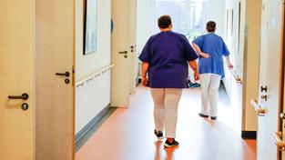 Eine Pflegekraft hält sich den schmerzenden Rücken (Foto: picture alliance/dpa | Frank Molter)