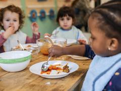 Kinder essen in einer Kindertagesstätte ein vegetarisches Menü (Foto: picture alliance/dpa | Oliver Berg)