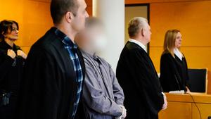 Der Hauptangeklagte steht im Verhandlungssaal des Landgerichts zwischen seinen Verteidigern Leonhard Kaiser und Lars Nozar   (Foto: picture alliance/dpa | Uwe Anspach)