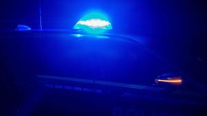 Blaulicht und verbotenes Messer im Auto: Polizei stoppt Autofahrer
