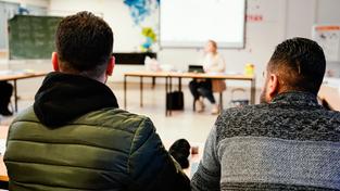 Symbolbild: Flüchtlinge nehmen in einer Erstaufnahmeeinrichtung an einem Deutschkus teil. (Foto: picture alliance/dpa | Uwe Anspach)