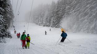 Menschen lassen sich vom Schlepplift auf dem Erbeskopf zum Gipfel ziehen um dann die verschneite Piste abwärts zu fahren. (Foto: picture alliance/dpa | Harald Tittel)