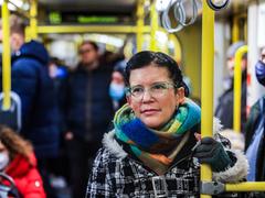 Fahrgäste mit und ohne Masken in der Bahn (Foto: picture alliance/dpa | Oliver Berg)