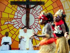 Papst Franziskus trifft am dritten Tag seiner Afrika-Reise in der Demokratischen Republik Kongo junge Menschen im Stadion der Hauptstadt Kinshasa (Foto: picture alliance/dpa/AP | Gregorio Borgia)