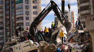 Rettungsteams suchen nach Menschen in einem zerstörten Gebäude nach schweren Erdbeben (Foto: picture alliance/dpa/AP | Francisco Seco)