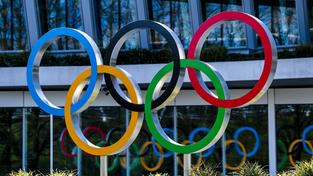 Die Olympischen Ringe am Eingang des IOC in Lausanne. (Foto: picture alliance/dpa/Keystone | Jean-Christophe Bott)